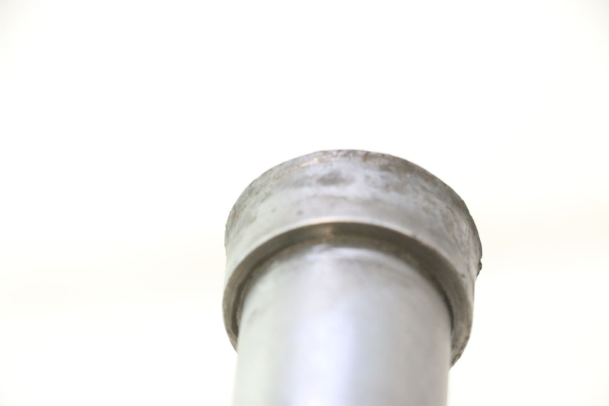 photo de REAR WHEEL AXLE GILERA GP 800 (2007 - 2013) - Surface and material condition