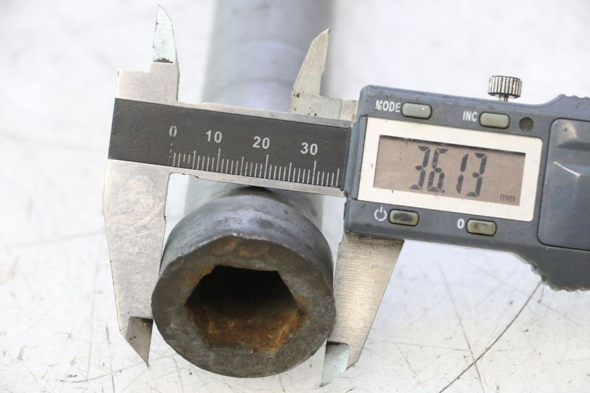 photo de REAR WHEEL AXLE GILERA GP 800 (2007 - 2013) - Markings and original references