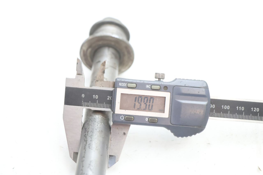photo de REAR WHEEL AXLE KAWASAKI GPX F ZX750F 750 (1986 - 1990) - Technical close-up