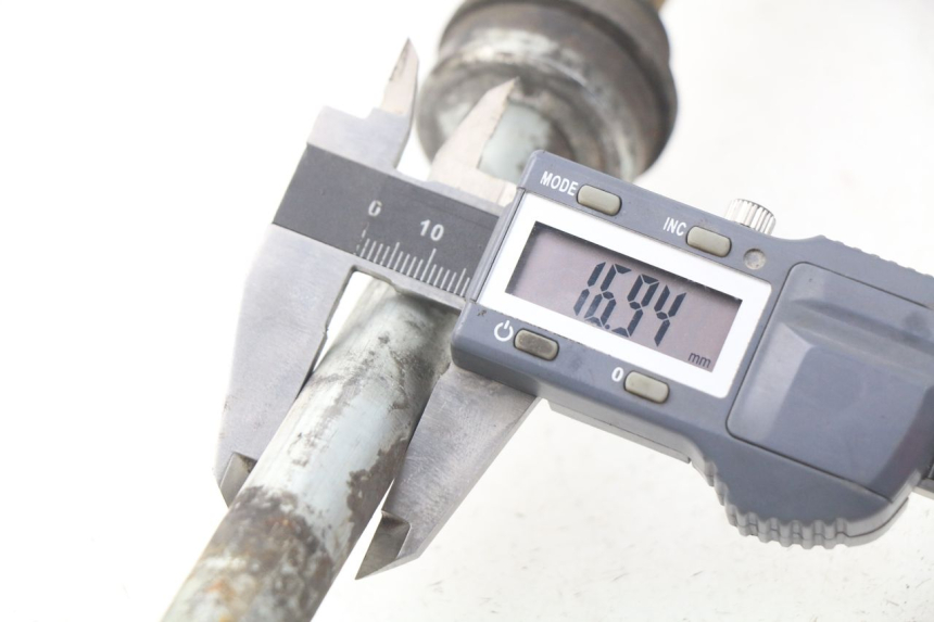 photo de REAR WHEEL AXLE KAWASAKI GPZ S 500 (1994 - 2005) - Component detail