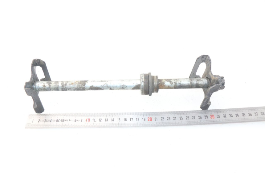 photo de REAR WHEEL AXLE KAWASAKI GPZ S 500 (1994 - 2005) - Alternative perspective