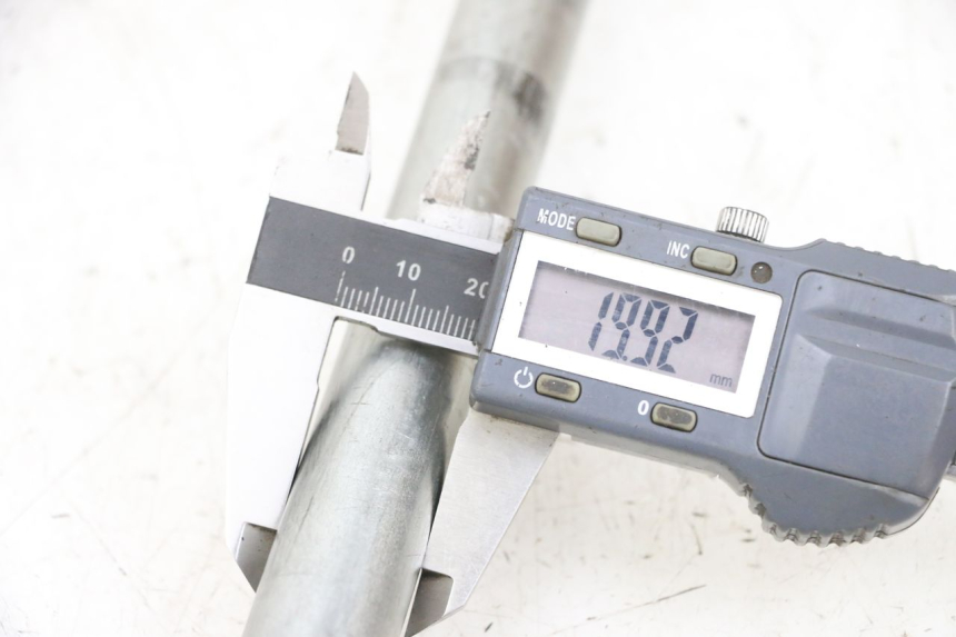 photo de REAR WHEEL AXLE SUZUKI GSF N BANDIT 600 (1996 - 1999) - Component detail