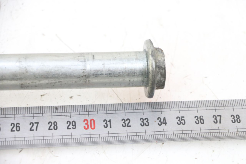 photo de REAR WHEEL AXLE SUZUKI GSF N BANDIT 600 (1996 - 1999) - Zoom on usage condition