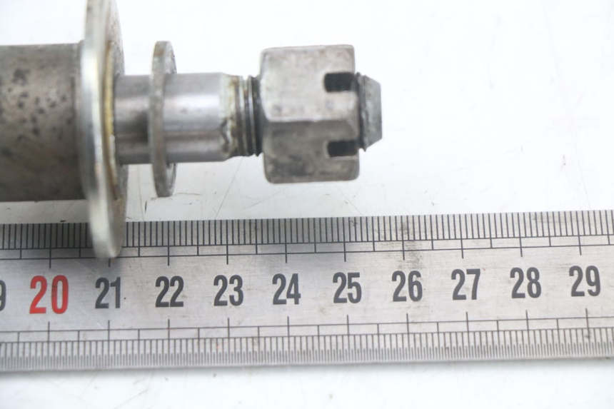 photo de REAR WHEEL AXLE SUZUKI GSX E 250 (1982 - 1983) - Zoom on usage condition