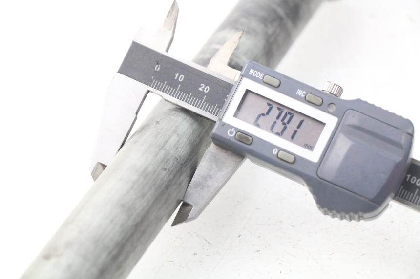 photo de REAR WHEEL AXLE SUZUKI GSX-R GSXR 600 (2001 - 2003) - Alternative perspective