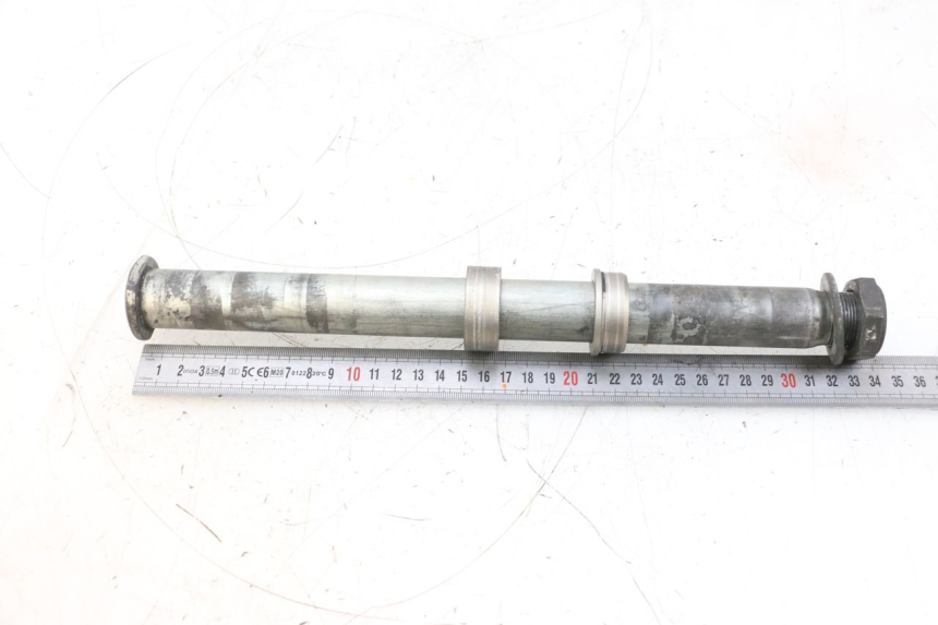 photo de REAR WHEEL AXLE SUZUKI GSXR GSX-R 1000 (2003 - 2004) - Alternative perspective