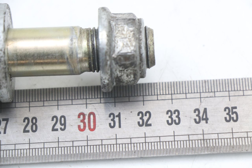 photo de REAR WHEEL AXLE HYOSUNG GTR 125 (2006 - 2008) - Zoom on usage condition