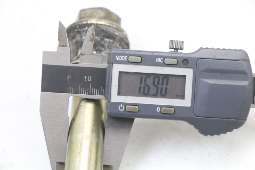 photo de REAR WHEEL AXLE HYOSUNG GTR 125 (2006 - 2008) - Alternative perspective