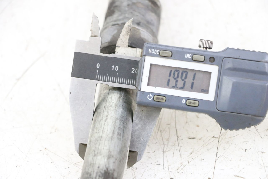 photo de REAR WHEEL AXLE HONDA VT C2 SHADOW 750 (1997 - 2001) - Zoom on usage condition