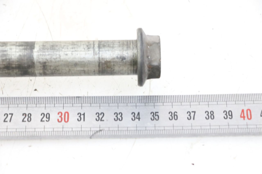 photo de REAR WHEEL AXLE HONDA VT C2 SHADOW 750 (1997 - 2001) - Alternative perspective