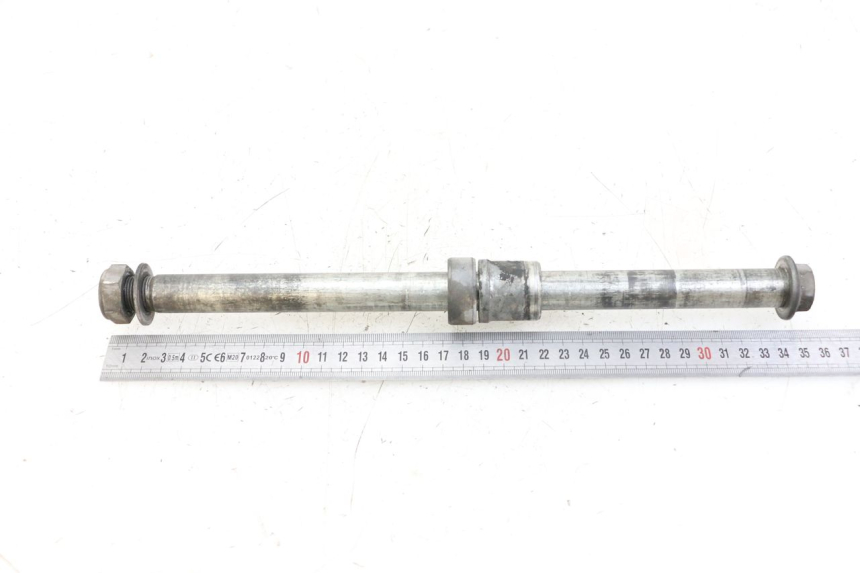 photo de REAR WHEEL AXLE HONDA VT C2 SHADOW 750 (1997 - 2001) - Technical close-up