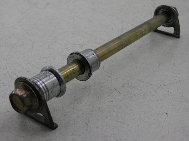 photo de REAR WHEEL AXLE HYOSUNG COMET GT 125 (2002 - 2007) - Zoom on usage condition