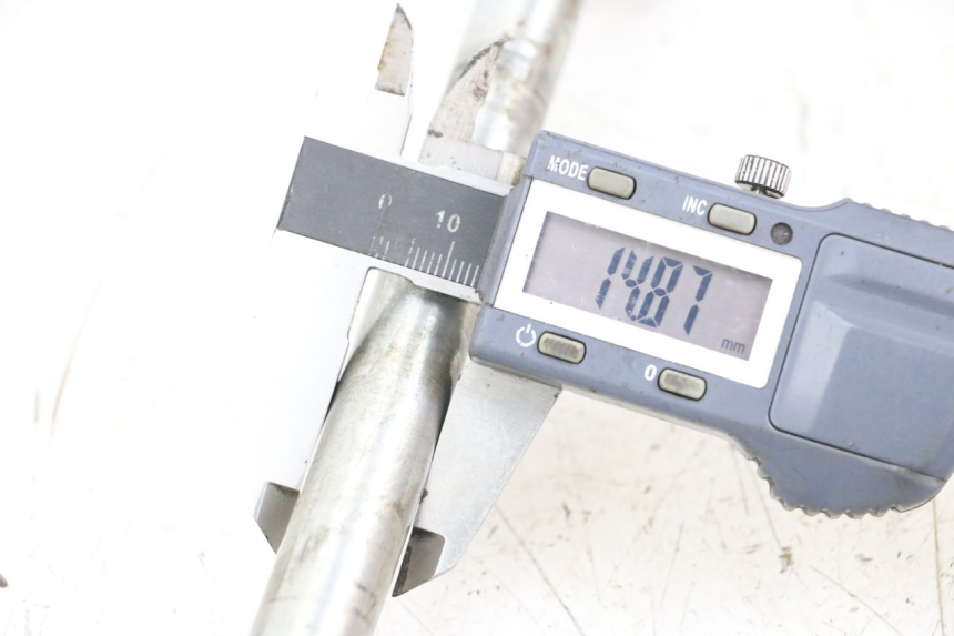 photo de REAR WHEEL AXLE JINLUN JL HIGHLANDER 125 (2007 - 2015) - Component detail