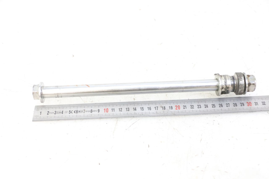 photo de REAR WHEEL AXLE KEEWAY K-LIGHT KLIGHT 125 (2018 - 2025) - Zoom on usage condition