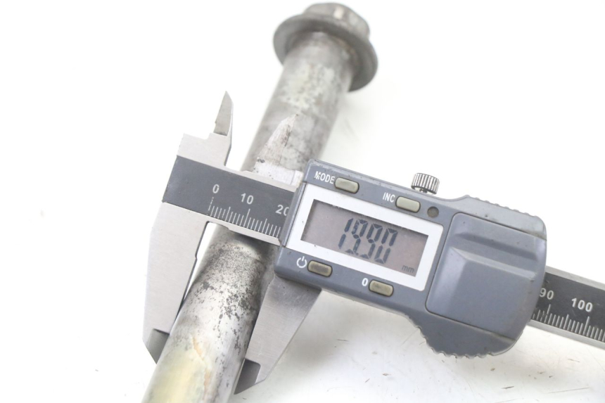 photo de REAR WHEEL AXLE KAWASAKI ZR7 ZR-7 S 750 (1999 - 2004) - Zoom on usage condition