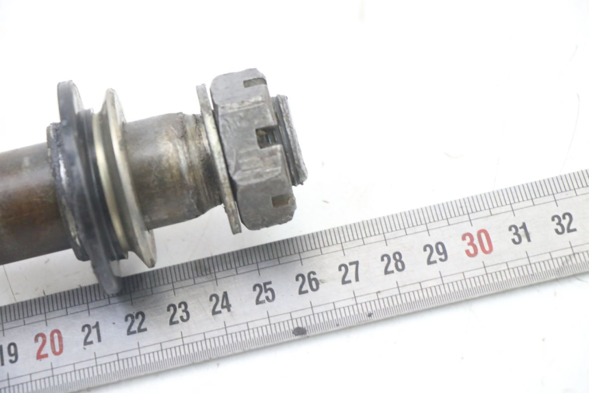 photo de REAR WHEEL AXLE KAWASAKI KX F KXF 450 (2009 - 2011) - Alternative perspective