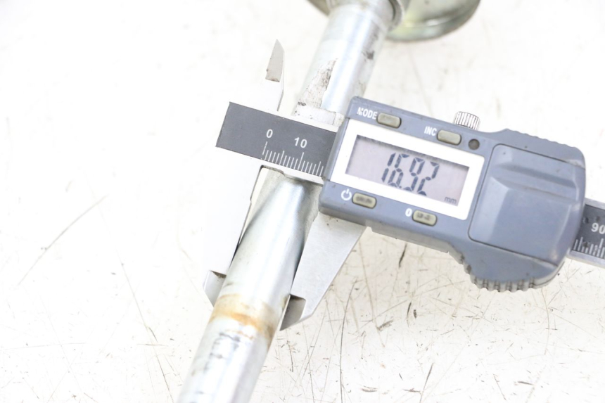 photo de REAR WHEEL AXLE KYMCO STRYKER OFF ROAD 125 (1999 - 2005) - Component detail