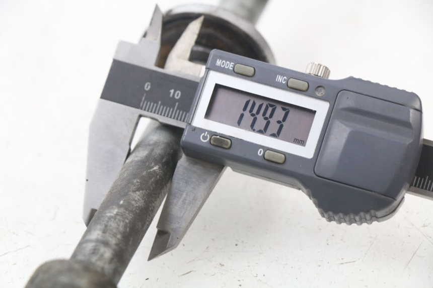 photo de REAR WHEEL AXLE MOTOBECANE LT 125 (1970 - 1975) - Alternative perspective