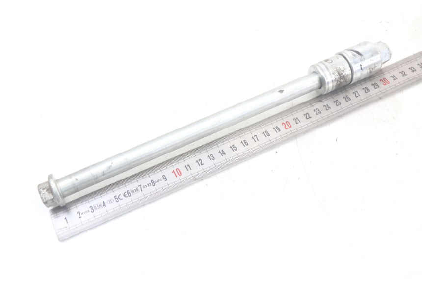 photo de REAR WHEEL AXLE MASAI SCRAMBLER SPORT 125 (2021 - 2025) - Zoom on usage condition