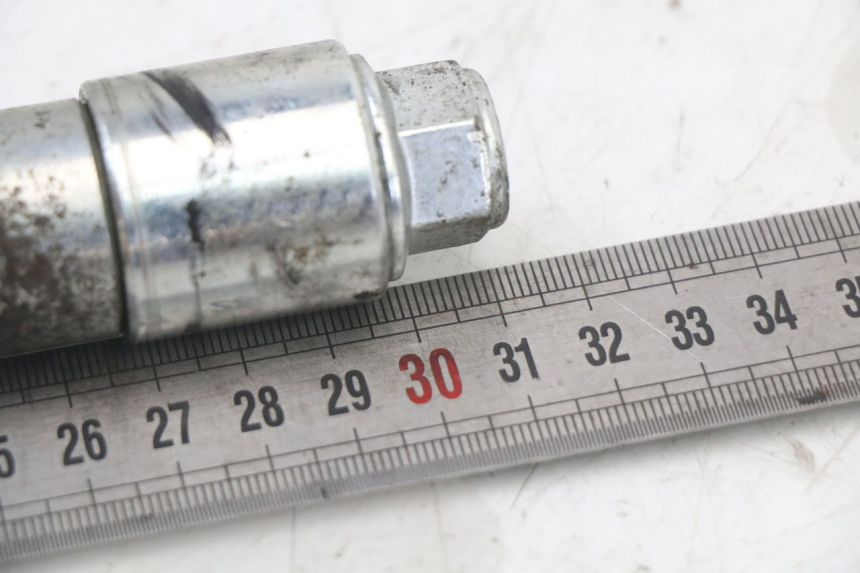 photo de REAR WHEEL AXLE MASAI SCRAMBLER SPORT 125 (2021 - 2025) - Alternative perspective