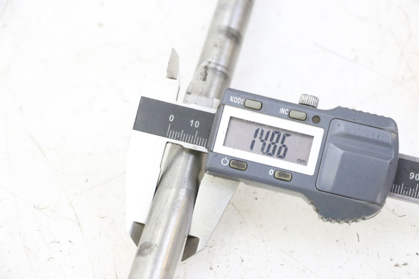 photo de REAR WHEEL AXLE RIEJU MRT 50 (2018 - 2021) - Alternative perspective