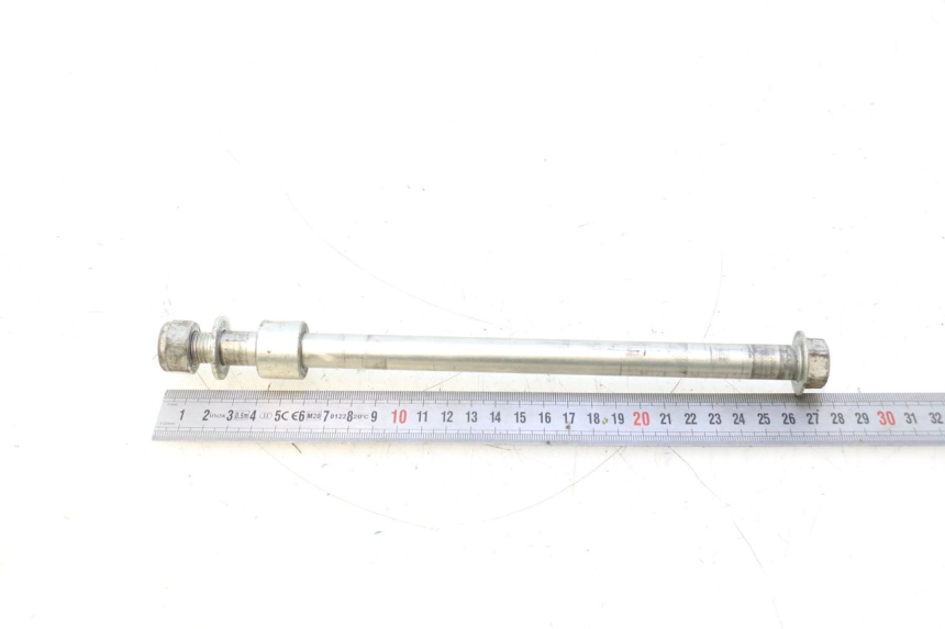 photo de REAR WHEEL AXLE RIEJU MRT PRO SUPERMOTARD 50 (2007 - 2018) - Zoom on usage condition