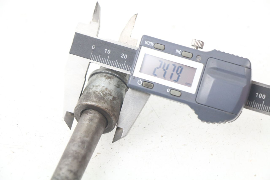 photo de REAR WHEEL AXLE SMALL MX MX5 MX-5 140 - Alternative perspective