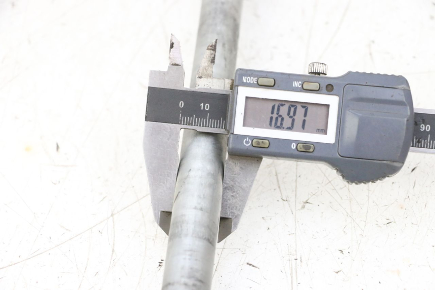 photo de REAR WHEEL AXLE HONDA NSR R 125 (1994 - 2003) - Component detail