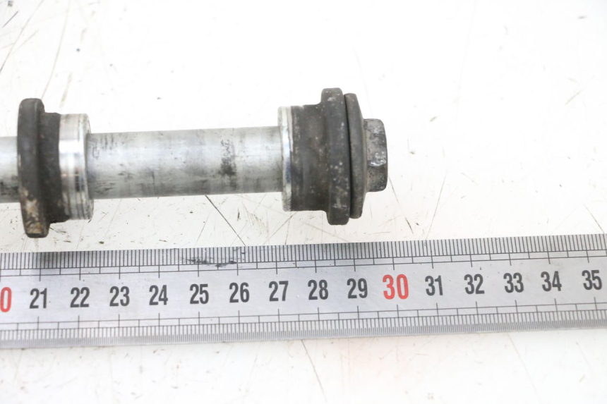 photo de REAR WHEEL AXLE HONDA NSR R 125 (1994 - 2003) - Alternative perspective