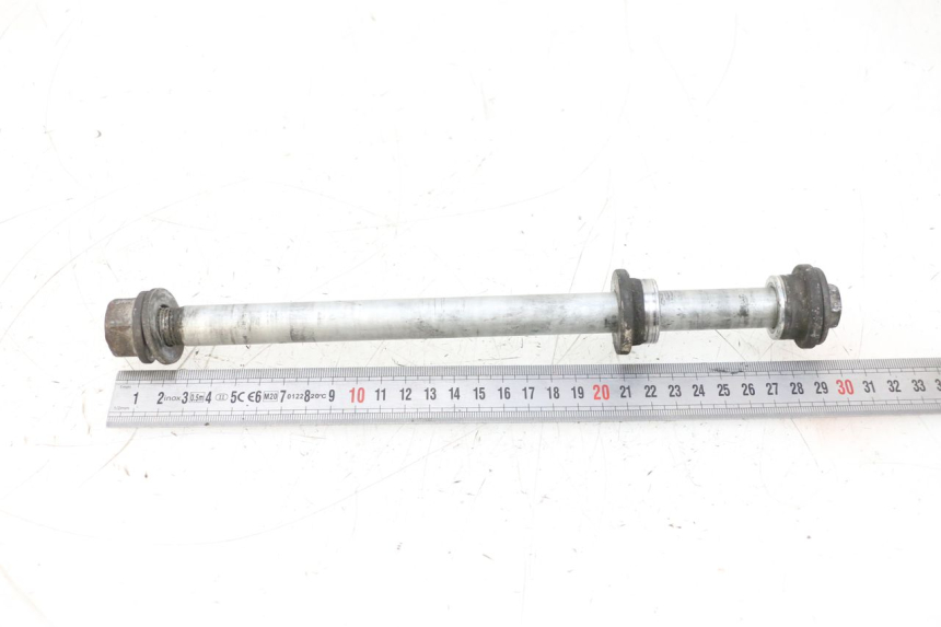 photo de REAR WHEEL AXLE HONDA NSR R 125 (1994 - 2003) - Technical close-up