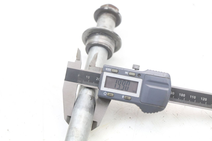 photo de REAR WHEEL AXLE HONDA NTV DEAUVILLE 650 (1998 - 2001) - Alternative perspective