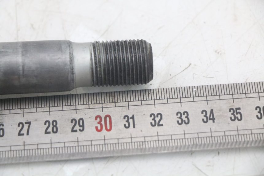 photo de REAR WHEEL AXLE HONDA NTV DEAUVILLE 650 (1998 - 2001) - Zoom on usage condition