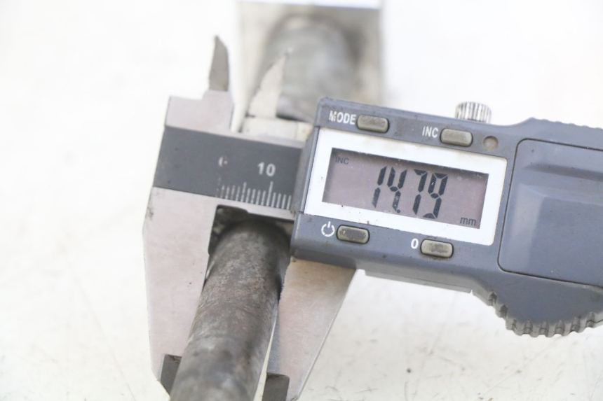 photo de REAR WHEEL AXLE YCF PILOT 125 - Alternative perspective