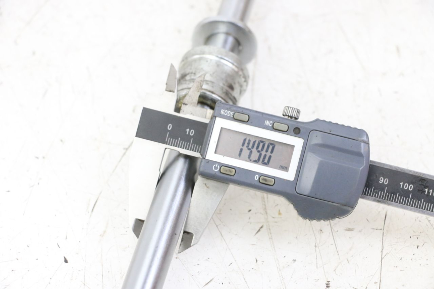 photo de REAR WHEEL AXLE REGAL RAPTOR RAXTER 2 125 (2007 - 2015) - Alternative perspective