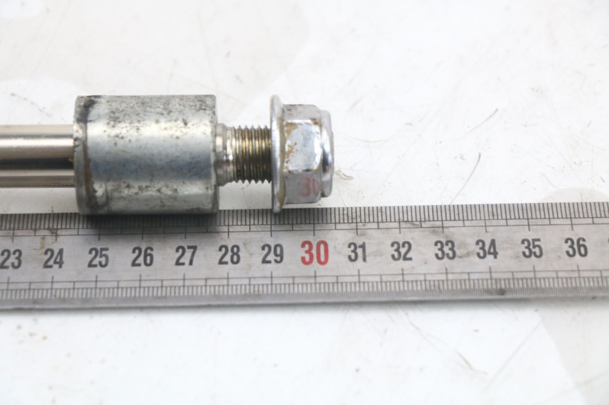 photo de REAR WHEEL AXLE REGAL RAPTOR SPYDER 125 (2010 - 2018) - Alternative perspective