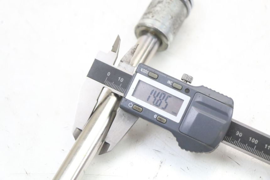 photo de REAR WHEEL AXLE REGAL RAPTOR SPYDER 125 (2010 - 2018) - Technical close-up