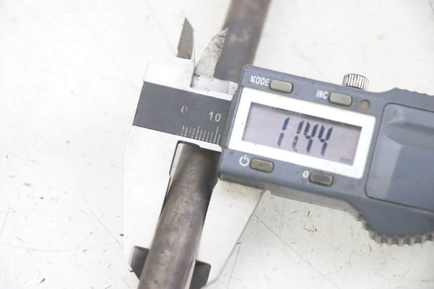 photo de REAR WHEEL AXLE GILERA RK 50 (1996 - 1999) - Component detail