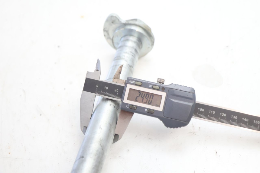 photo de REAR WHEEL AXLE HARLEY DAVIDSON ROAD GLIDE FLTRXSE 1920 (2018 - 2022) - Technical close-up