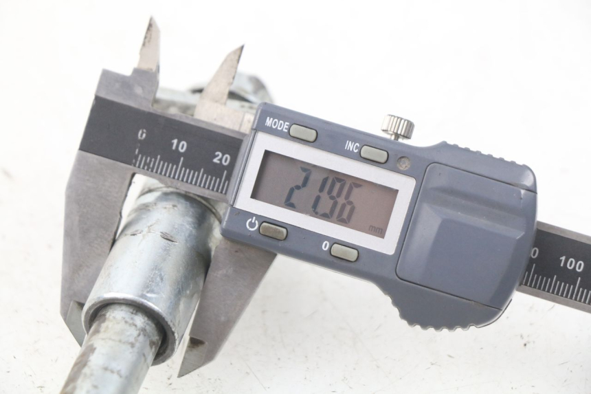 photo de REAR WHEEL AXLE MINI MX ROOKIE 125 - Alternative perspective