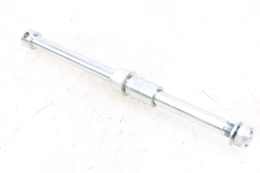 photo de REAR WHEEL AXLE ROYAL ENFIELD CONTINENTAL GT 650 (2019 - 2024) - Alternative perspective