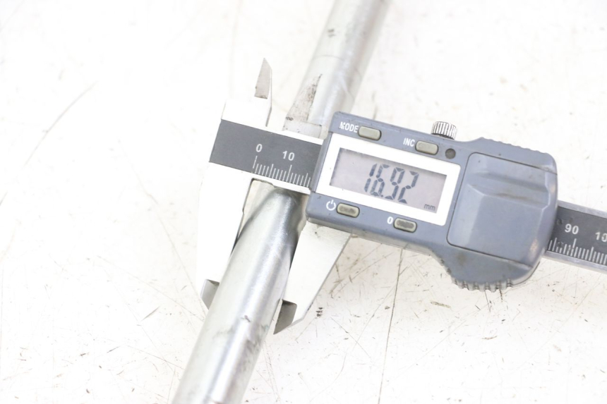 photo de REAR WHEEL AXLE ROYAL ENFIELD HYMALAYAN 410 (2016 - 2023) - Component detail