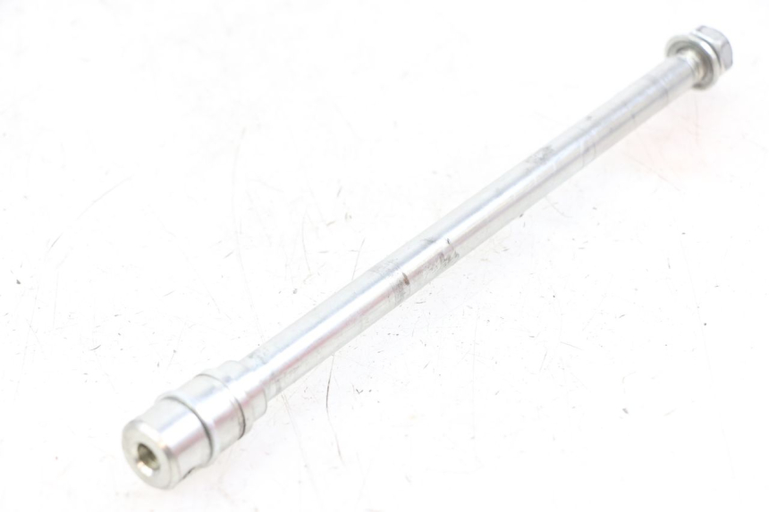 photo de REAR WHEEL AXLE ROYAL ENFIELD HYMALAYAN 410 (2016 - 2023) - Technical close-up