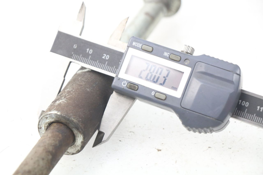 photo de REAR WHEEL AXLE MASH SEVENTY FIVE 125 (2013 - 2021) - Alternative perspective