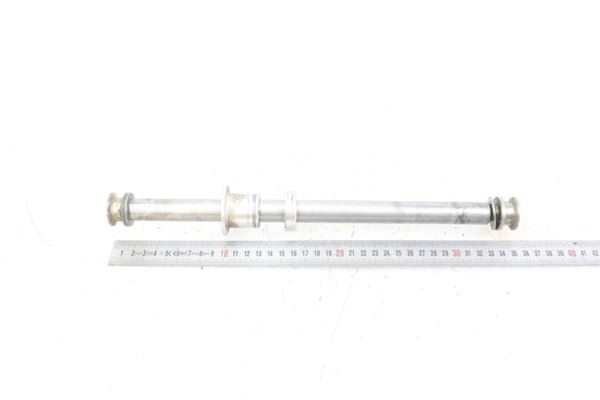 photo de REAR WHEEL AXLE TRIUMPH SPEED TRIPLE T301 900 (1994 - 1996) - Zoom on usage condition