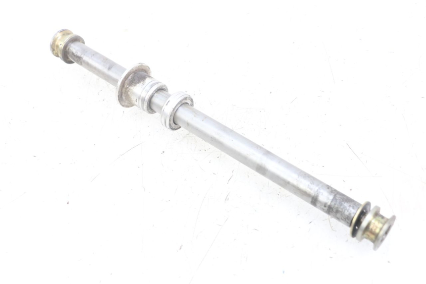 photo de REAR WHEEL AXLE TRIUMPH SPEED TRIPLE T301 900 (1994 - 1996) - Technical close-up