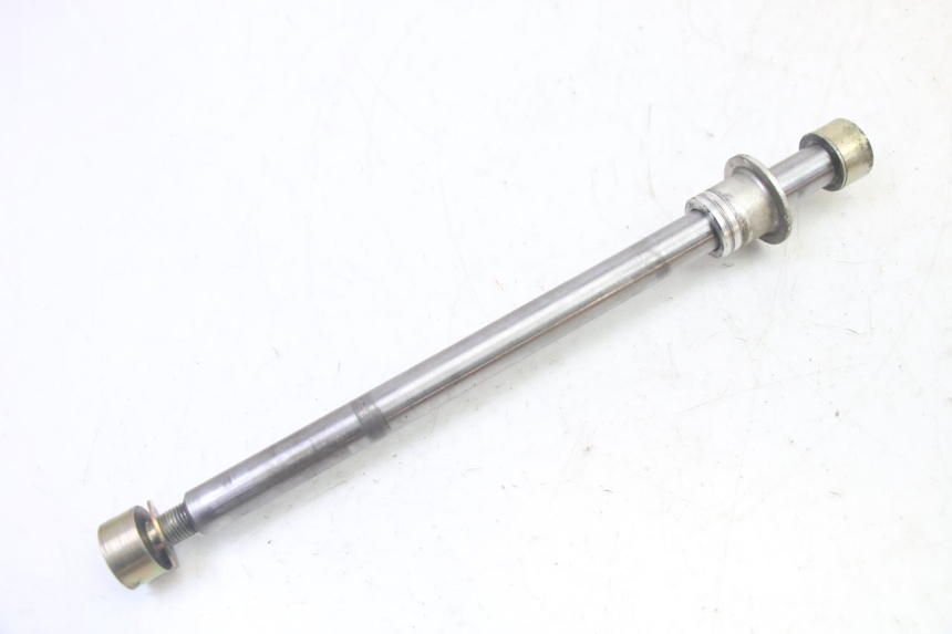 photo de REAR WHEEL AXLE TRIUMPH SPRINT 900 (1995 - 1998) - Component detail