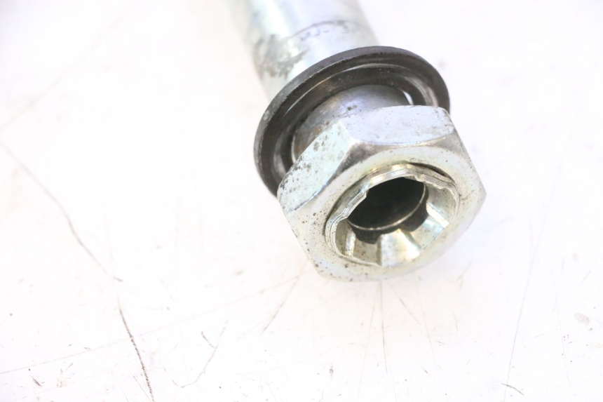 photo de REAR WHEEL AXLE CAN-AM SPYDER RS 1000 (2008 - 2012) - Technical close-up