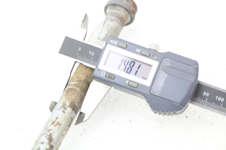 photo de REAR WHEEL AXLE YAMAHA SR 125 (1982 - 2003) - Component detail