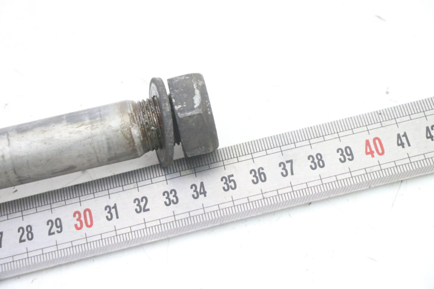 photo de REAR WHEEL AXLE HONDA ST PAN EUROPEAN 1300 (2002 - 2013) - Alternative perspective