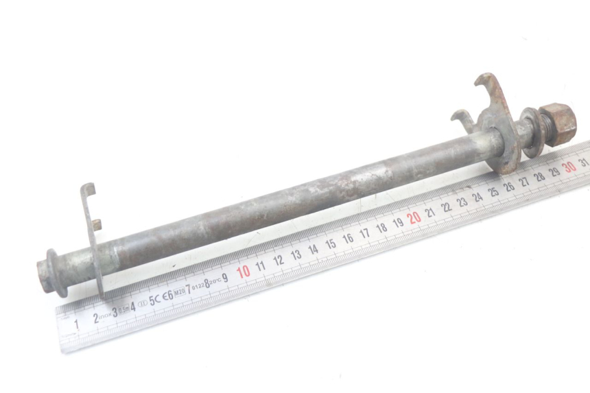 photo de REAR WHEEL AXLE SUZUKI GS F 500 (2004 - 2007) - Zoom on usage condition